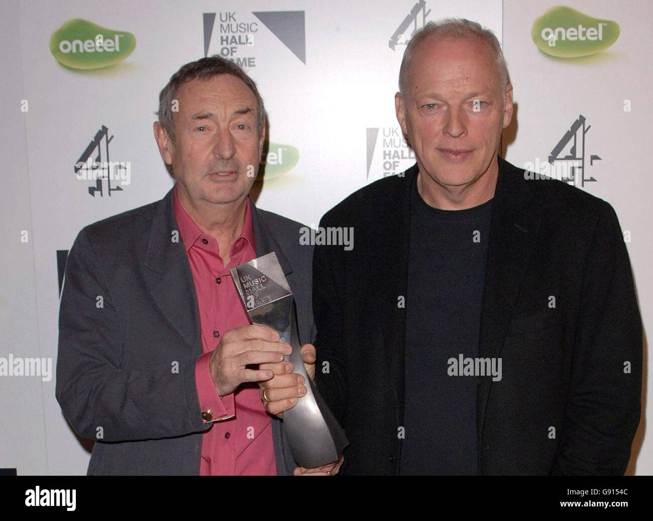 Nick Mason und Dave Gilmour (rechts) von Pink Floyd Backstage in der UK Music Hall of Fame 2005 - Live-Finale, im Alexandra Palace, Nord-London, Mittwoch, 16. November 2005. Das Live-Finale ist Teil der Channel 4-Serie, die sich mit populärer Musik aus den 1950er bis 1990er Jahren bespielt. DRÜCKEN SIE VERBANDSFOTO. Der Bildnachweis sollte lauten: Ian West/PA Stockfoto