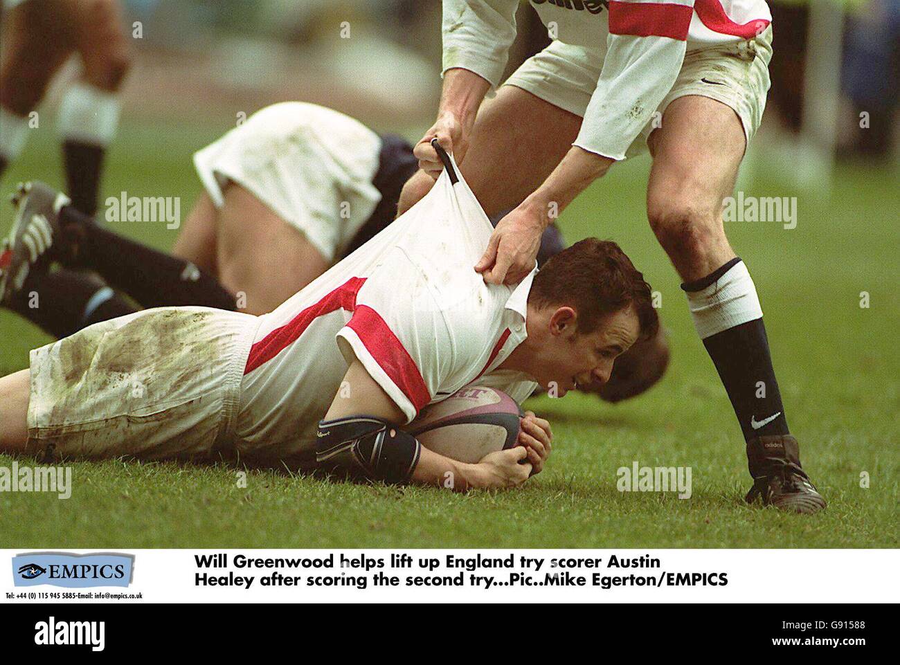 Rugby Union - Five Nations Championship - Schottland / England. Will Greenwood hilft, den englischen Torschützenkönig Austin Healey nach dem zweiten Versuch anzuheben Stockfoto