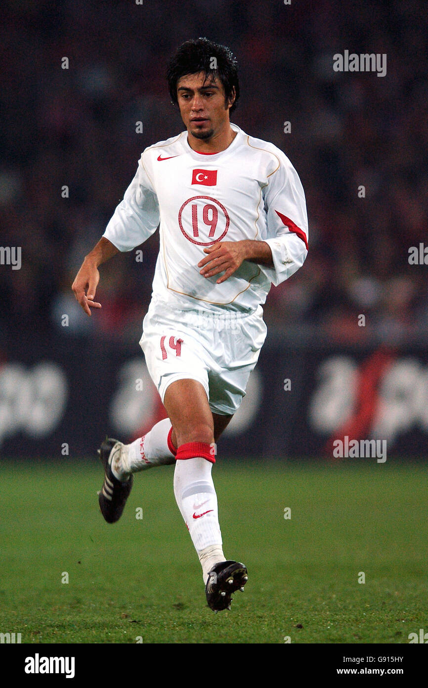 Fußball - WM 2006 Qualifikationsspiel - Europasektion - Play Off First Leg  - Schweiz gegen Türkei - Stade de Suisse. Ibrahim Toraman, Türkei  Stockfotografie - Alamy