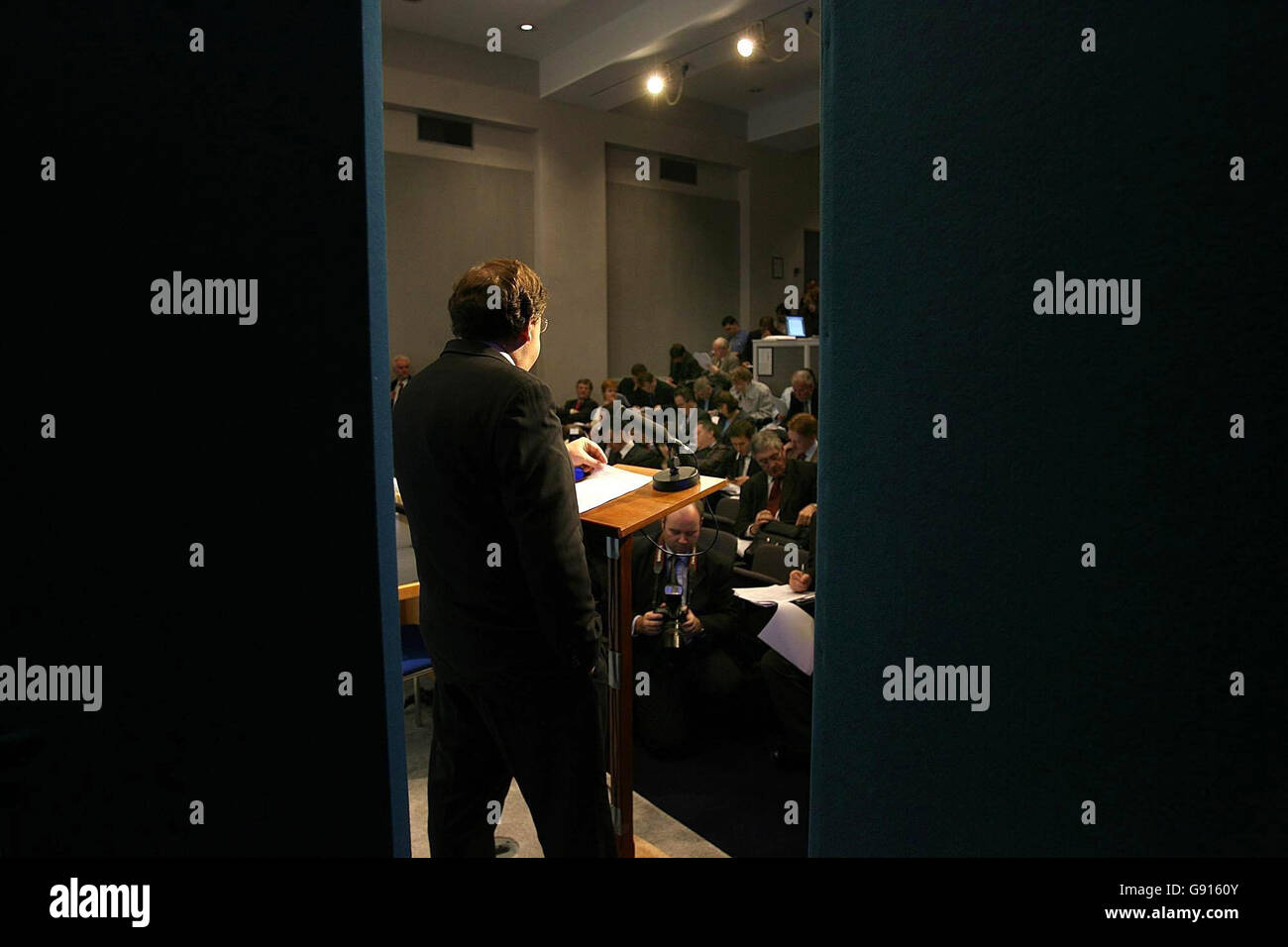 Minister für Finanzen Brian Cowen TD bei der Veröffentlichung der Schätzungen für öffentliche Dienstleistungen und Zusammenfassung öffentliches Kapital Programm an Regierungsgebäuden, Dublin, Donnerstag, 17. November 2005. Seine zweite Buch Schätzungen Enthüllung, bereitgestellt Herrn Cowen 12 Milliarden Euro für Gesundheit, ein Plus von 9 % und 7,2 Milliarden Euro für Bildung, ein Plus von 7,9 %. Im sozialen und Family Affairs Department wird eine Summe von 12,4 Milliarden Euro des insgesamt 48,5 Milliarden Euro investiert werden. PA-Geschichte-Politik-Schätzungen-Irland zu sehen. PRESSEVERBAND Foto. Bildnachweis sollte lauten: Julien Behal/PA Stockfoto