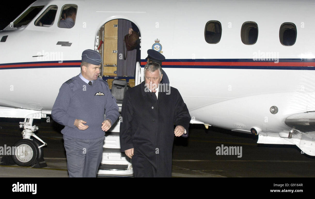Der Kommandant der Stationsgruppe, Kapitän Russ Torbet, begrüßt den Armed Forces Minster Adam Ingram bei seiner Ankunft in RAF Lossiemouth, Glasgow, Donnerstag, den 17. November 2005. Die schottische RAF-Basis wurde ausgewählt, um die neue Generation von RAF-Flugzeugen zu beherbergen, das Joint Combat Aircraft soll die Harrier-Flotte ersetzen. In einer Unterhaus-Erklärung sagte Ingram, dass Lossiemouth vor vier anderen Optionen in England und Wales als "die operationell zufriedenstellendste und kostengünstigste Lösung" ausgewählt wurde. Siehe PA Story DEFENCE Planes. DRÜCKEN Sie VERBANDSFOTO. Bildnachweis sollte lauten: Danny Lawson/PA Stockfoto