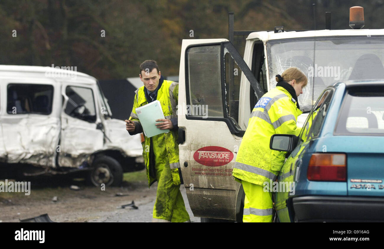 Die Szene in Dumfries und Galloway, Dienstag, den 22. November 2005, nachdem ein Schulbus in einen Unfall mit drei Fahrzeugen verwickelt war und sechs Kinder verletzt hatte. Die Grundschüler waren in einem gemeinderat Bus, der in Kollision mit einem van und einem Vauxhall Astra Auto um etwa 8.30 Uhr. Einer der Jugendlichen wurde von der örtlichen Behörde und dem Scottish Ambulance Service als in einem "schweren" Zustand beschrieben, aber die anderen fünf Kinder, alle Schüler der Closeburn Primary School, in der Nähe von Closeburn, wurden nicht für schwer verletzt gehalten. Siehe PA Story UNFALLBUS. DRÜCKEN Sie VERBANDSFOTO. Bildnachweis Stockfoto