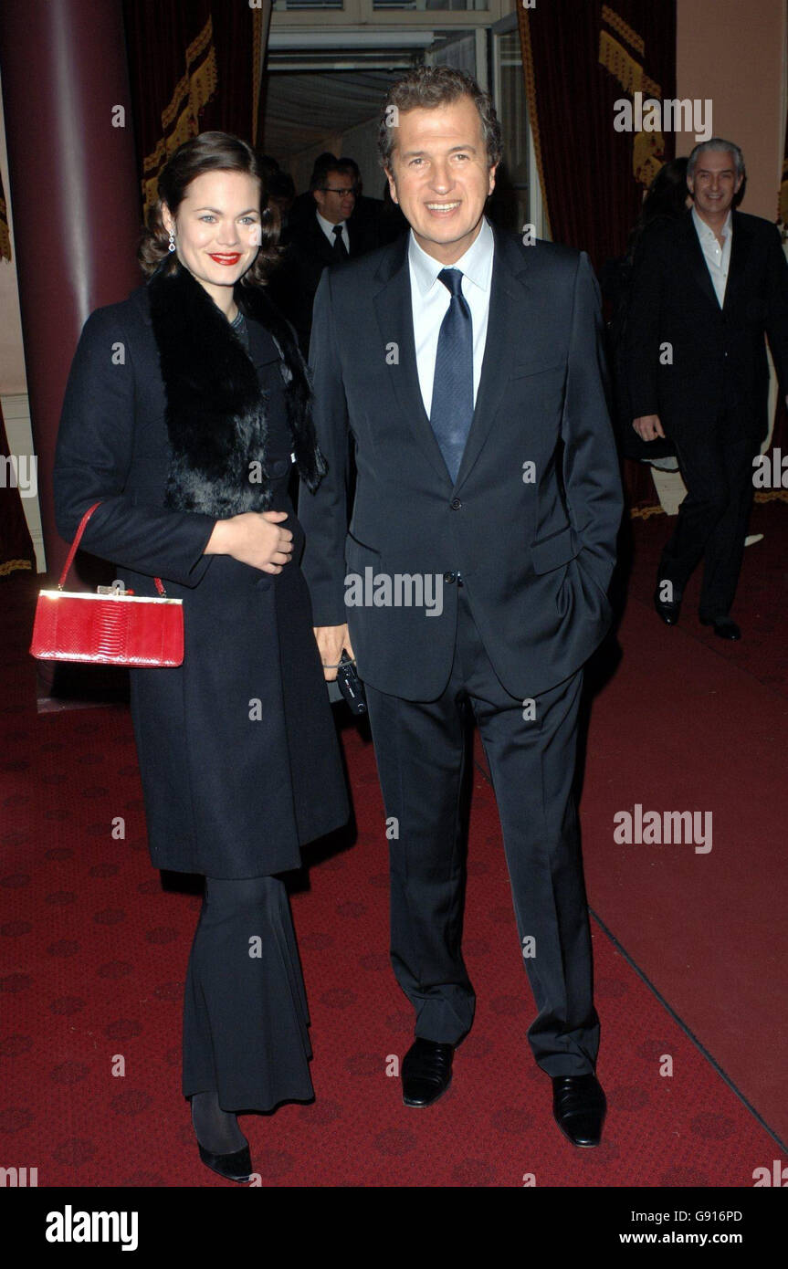 Jasmine Guinness und Mario Testino kommen zur Eröffnung der Fotoausstellung "Diana, Princess of Wales" im Kensington Palace, im Zentrum von London, Dienstag, 22. November 2005. DRÜCKEN Sie VERBANDSFOTO. Bildnachweis sollte lauten: Steve Parsons/PA Stockfoto