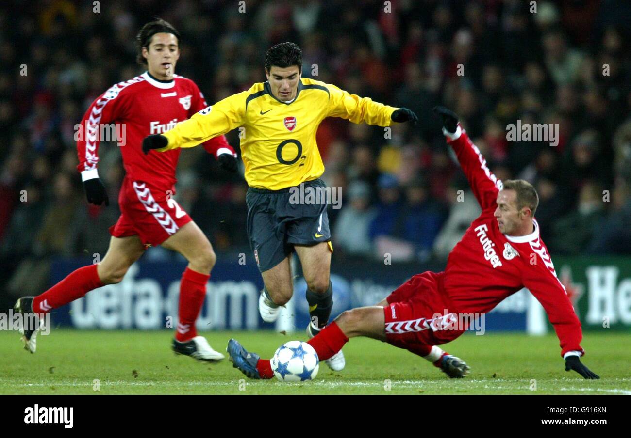 Fußball - UEFA Champions League - Gruppe B - FC Thun / Arsenal - Stade de Suisse. Alen Orman von FC Thun bekämpft Jose Antonio Reyes von Arsenal. Stockfoto