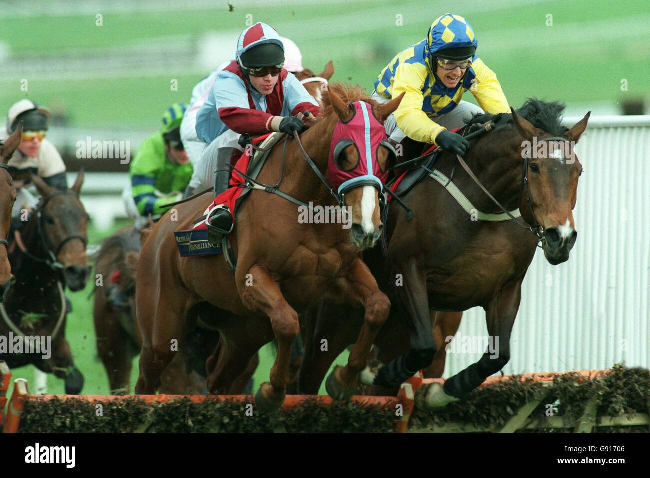 Cloone Bridge (rechts) und Borazon (letf) in Aktion während der Royal und Sun Alliance Anfänger Hürdenlauf Stockfoto Cloone Bridge (rechts) und Borazon (letf) in Aktion während der Royal und Sun Alliance Anfänger Hürdenlauf Stockfoto