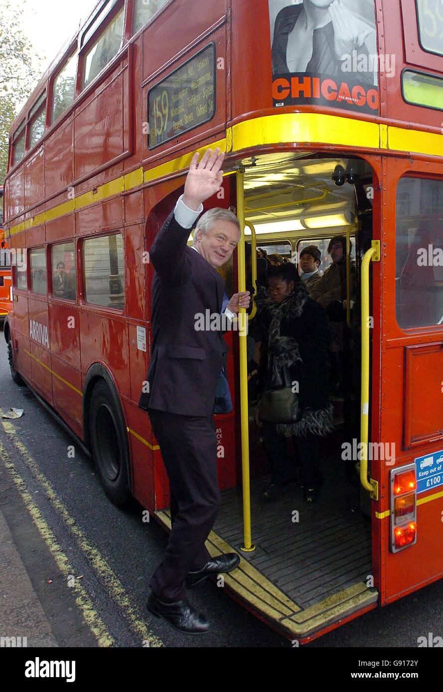 Der konservative Führungsanwärter David Davis bestiegt einen London Routemaster Bus, Mittwoch, 23. November 2005, für eine kurze Reise durch London, bevor später in Surrey weitere Führungskräftemandidaten mit seinem Kandidaten David Cameron stattfinden. DRÜCKEN Sie VERBANDSFOTO. Bildnachweis sollte lauten: Michael Stephens/PA Stockfoto