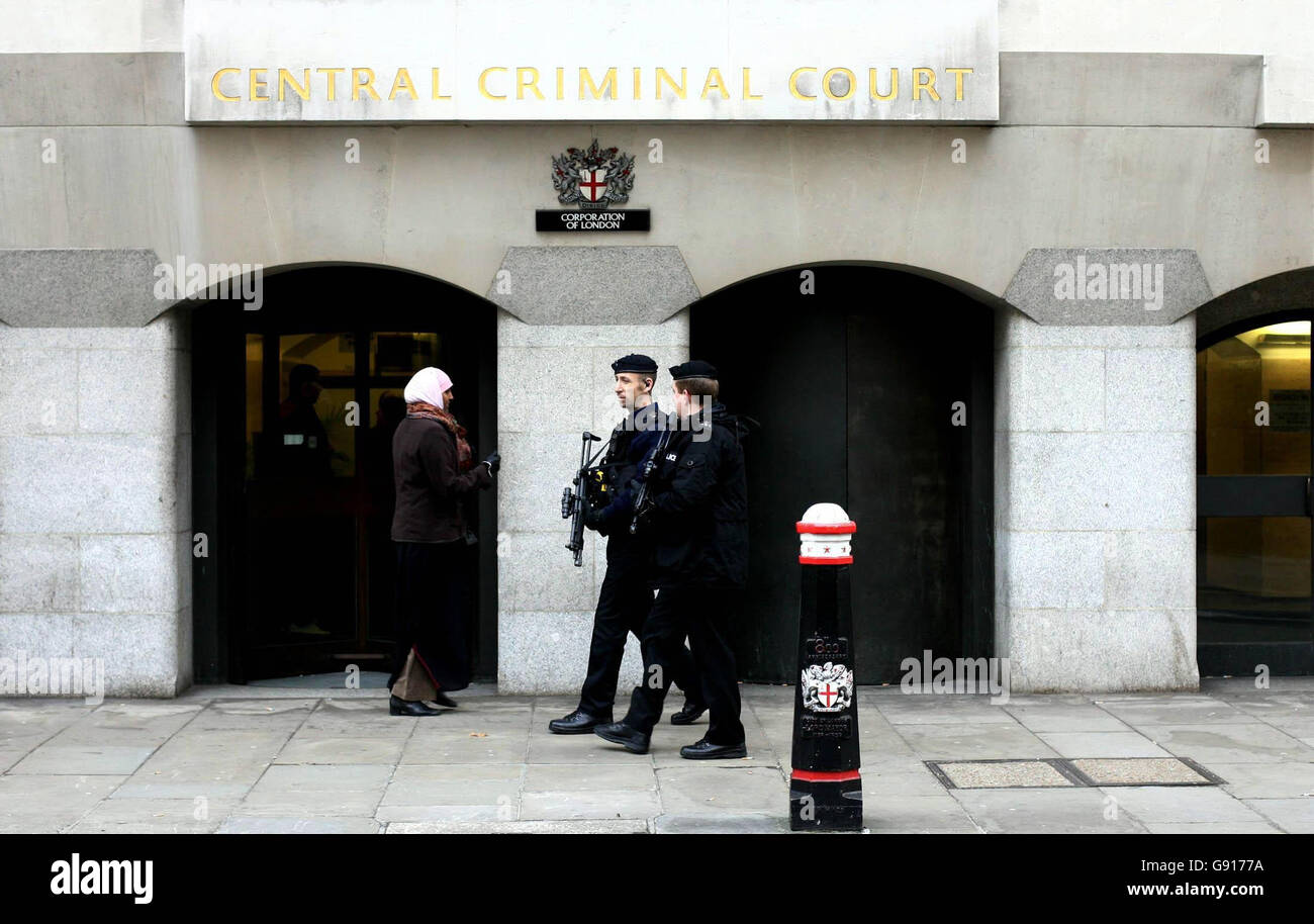 Bewaffnete Polizei patrouilliert vor dem Old Bailey in London, Mittwoch, 23. November 2005, da die Sicherheit auf "ikonischen Sehenswürdigkeiten" in der Hauptstadt als Reaktion auf die jüngsten terroristischen Bedrohungen weiterhin streng ist. DRÜCKEN Sie VERBANDSFOTO. Bildnachweis sollte lauten: Chris Young/PA Stockfoto