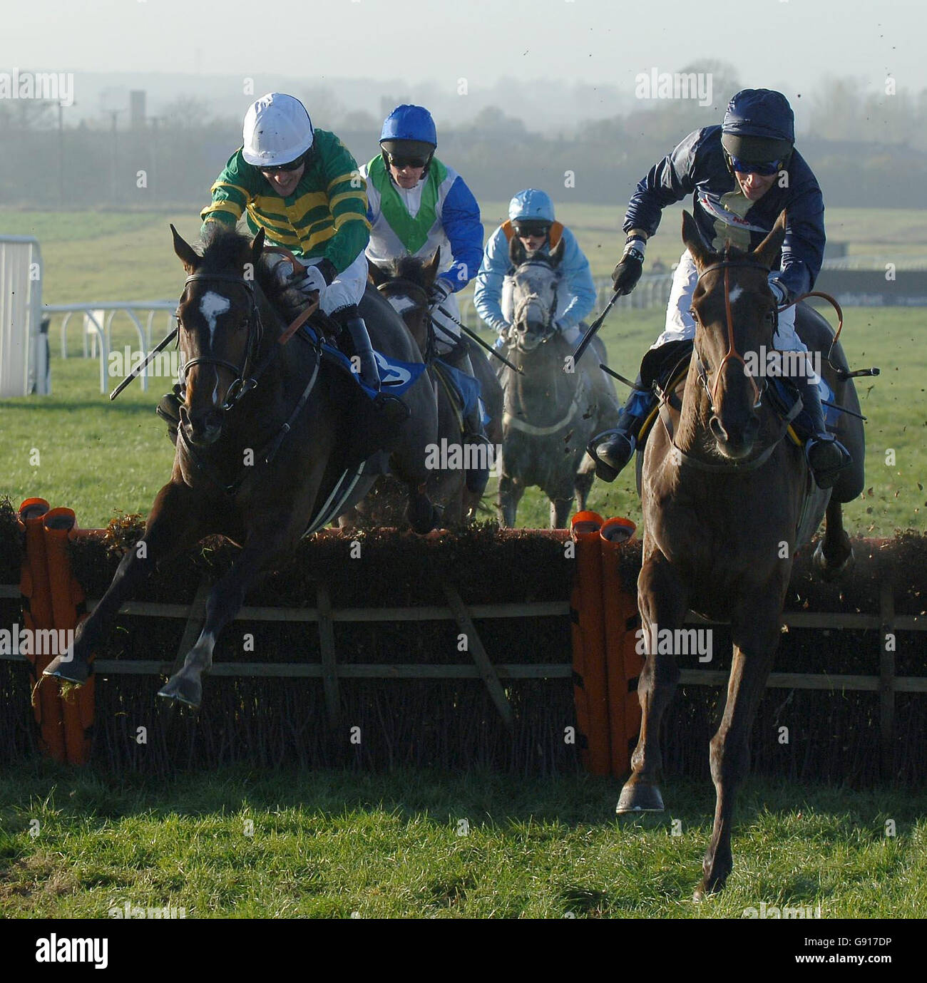 Lankawi und Jockey Brian Harding (R) haben den Champion Jockey Tony McCoy und Dafarabad geschlagen, um die Buy Your Boxing Day Tickets zu gewinnen.die Hürde für Jugendliche Novizen auf der Wetherby-Rennbahn, Mittwoch, 23. November 2005. DRÜCKEN SIE VERBANDSFOTO. Das Foto sollte lauten: John Giles/PA. Stockfoto