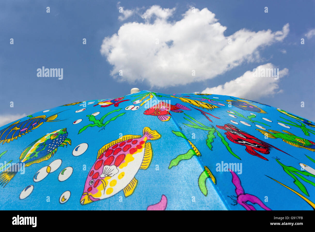 Sonnenschirm mit Motiven von Meeresfischen, Wolken Konzept Stockfoto