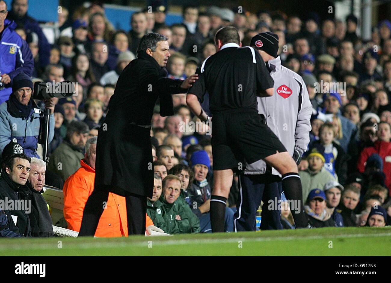 Fußball - FA Barclays Premiership - Portsmouth gegen Chelsea - Fratton Park. Chelseas Jose MourInhos wird vom Schiedsrichter Phil Dowd abgesagt Stockfoto