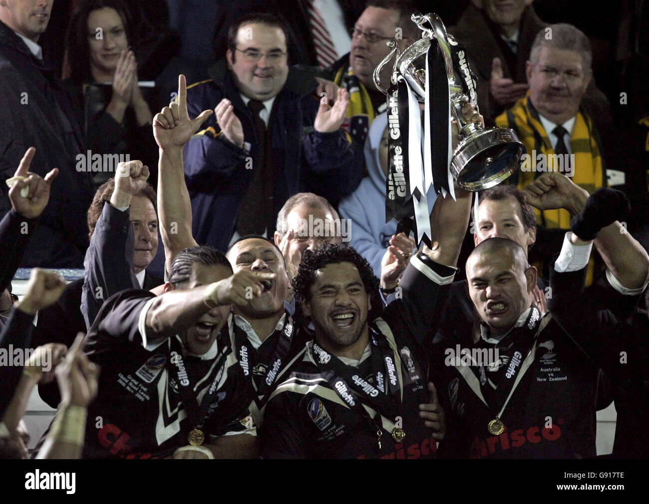 Der neuseeländische Kapitän Reuben Wiki hebt die Trophäe mit Teamkollegen an, nachdem er Australien beim Finale des Gillette Tri-Nations Tournaments im Elland Road Stadium, Leeds, am Samstag, dem 26. November 2005 besiegt hat. DRÜCKEN SIE VERBANDSFOTO. Das Foto sollte lauten: Phil Noble/PA. Neuseeland schlug Australien mit 24:0. Stockfoto