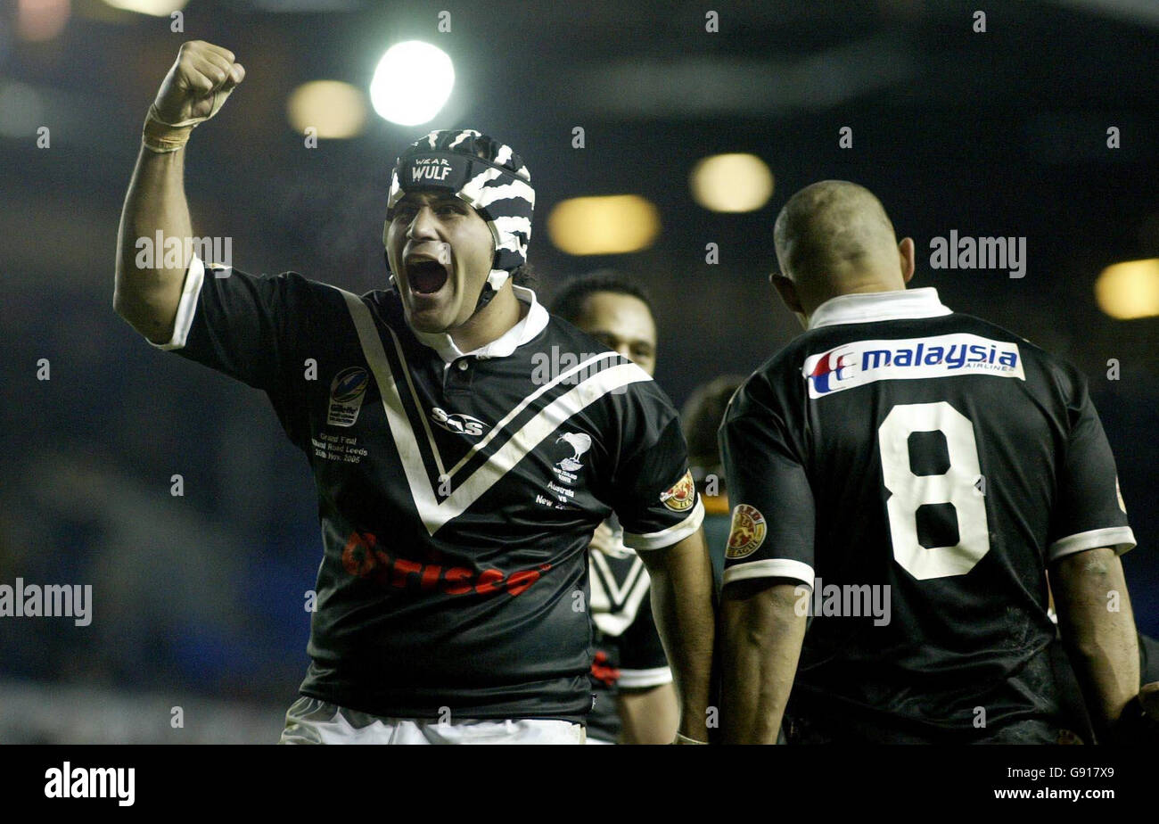 Der Neuseeländer David Solomona feiert seinen Sieg gegen Australien im Finale des Gillette Tri-Nations Tournament im Elland Road Stadium, Leeds, Samstag, 26. November 2005. DRÜCKEN SIE VERBANDSFOTO. Das Foto sollte lauten: Phil Noble/PA. Neuseeland schlug Australien mit 24:0. Stockfoto