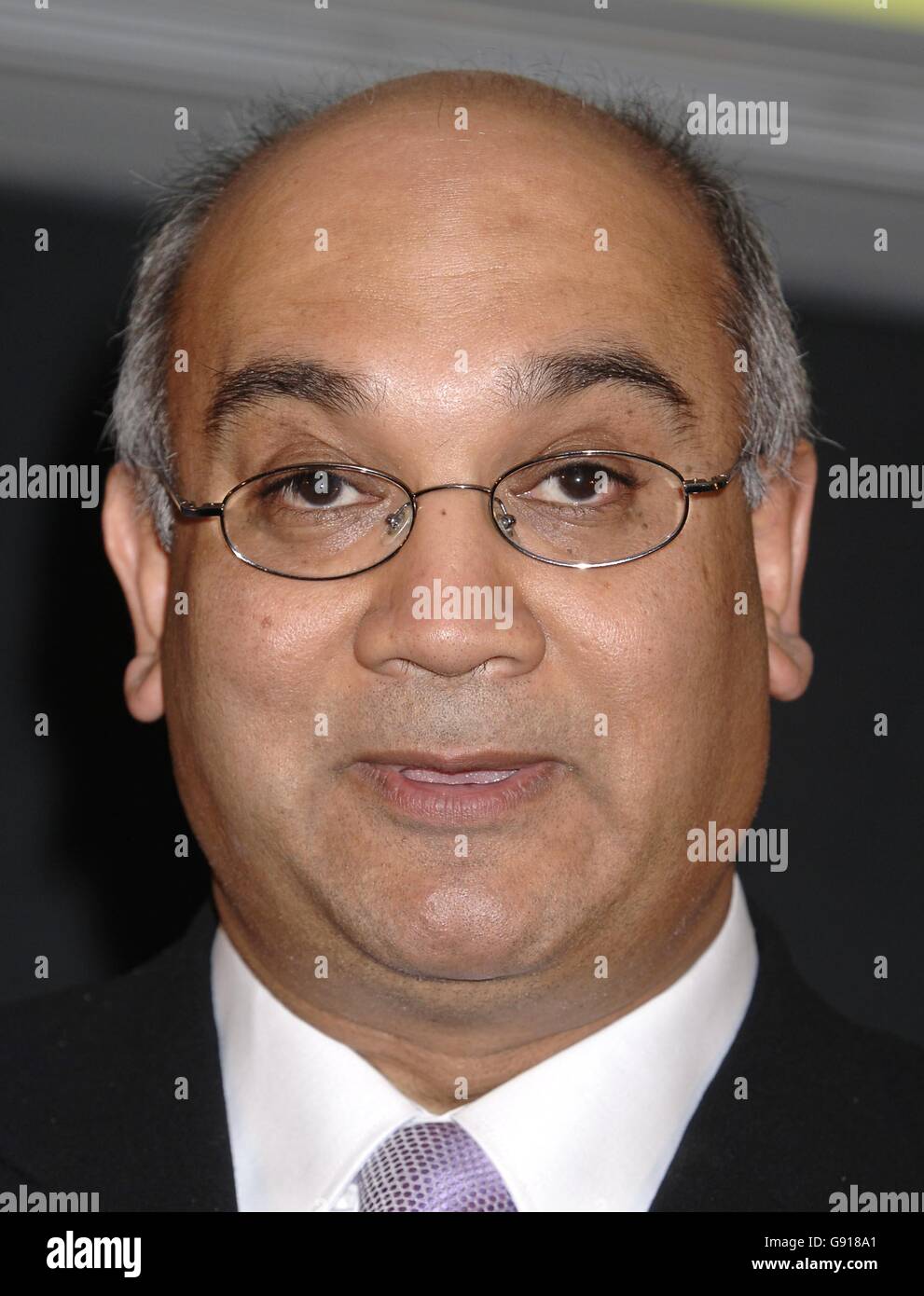 Keith Vaz MP bei einer Zeremonie, bei der Filmstar Jackie Chan am Mittwoch, den 23. November 2005, im Namen der Next Step Foundation den World Diversity Award im Mayfair Hotel im Zentrum von London überreicht wurde. DRÜCKEN SIE VERBANDSFOTO. Das Foto sollte Yui Mok/PA lauten Stockfoto