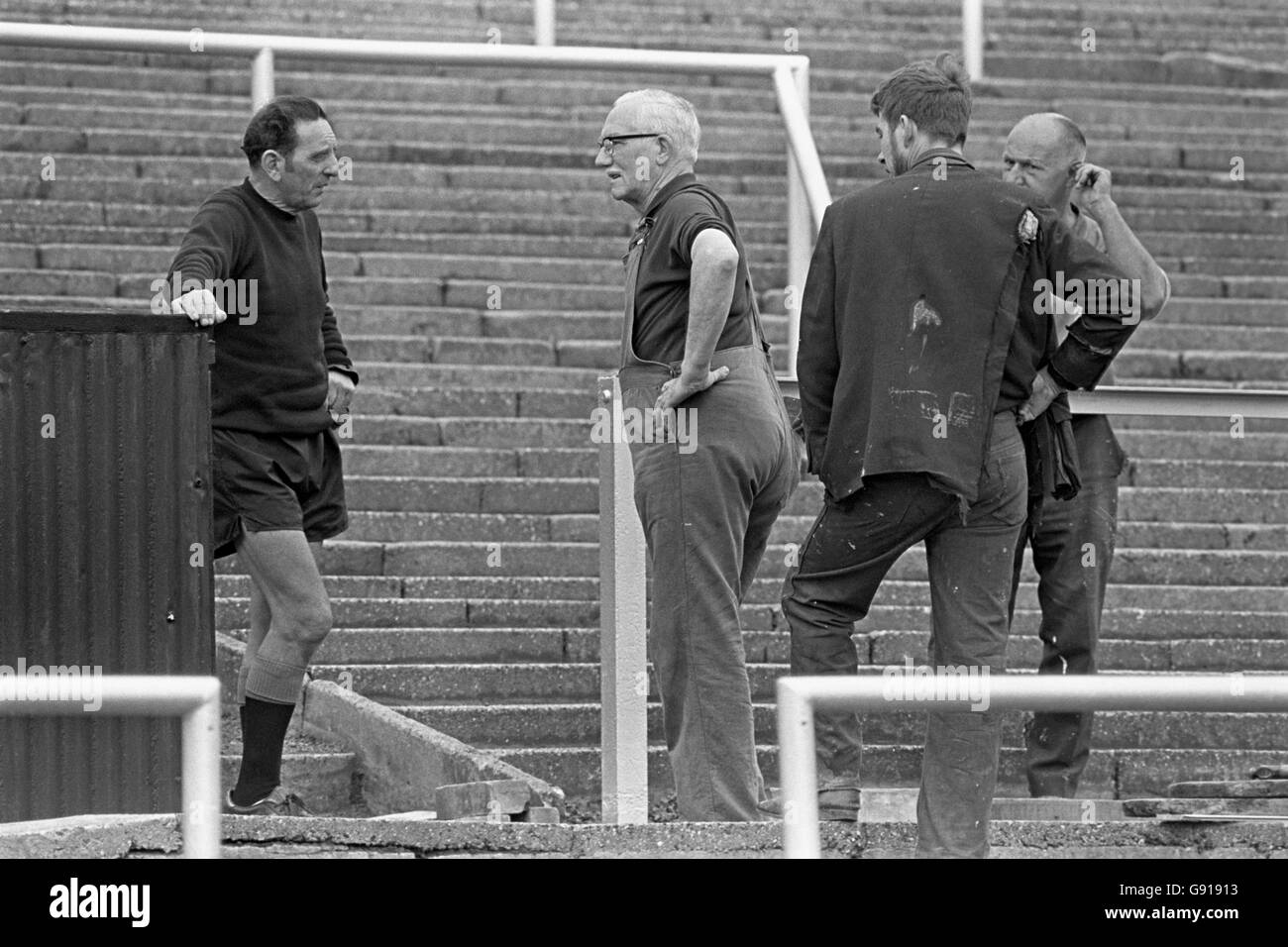 Fußball - Football League Division Two - Notts County - hinter den Kulissen - Meadow Lane. Jimmy Sirrel (l), Manager von Notts County, plaudert mit Bauherren am Stand von Spion Kop in der Meadow Lane Stockfoto