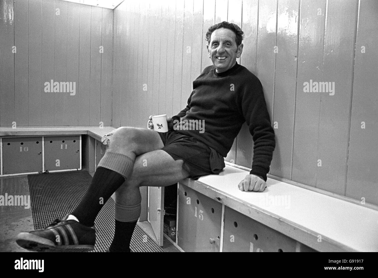 Fußball - Football League Division Two - Notts County - hinter den Kulissen - Meadow Lane. Notts County Manager Jimmy Sirrel in der Umkleidekabinen mit einer Tasse Tee. Stockfoto