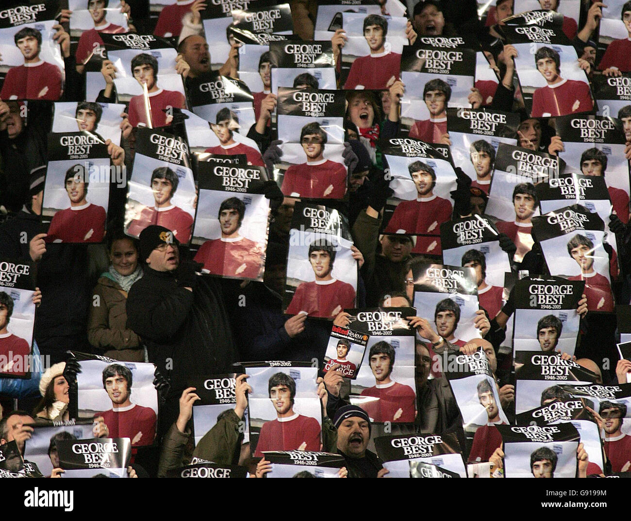 Manchester United Fans halten Plakate von George Best während der Schweigeminute zu Ehren ihres legendären Spielers vor dem Carling Cup vierten Runde Spiel zwischen Manchester United und West Bromwich Albion in Old Trafford, Manchester, Mittwoch, 30. November 2005. Siehe PA Geschichte FUSSBALL Best. DRÜCKEN Sie VERBANDSFOTO. Bildnachweis sollte lauten: Martin Rickett/PA. Stockfoto