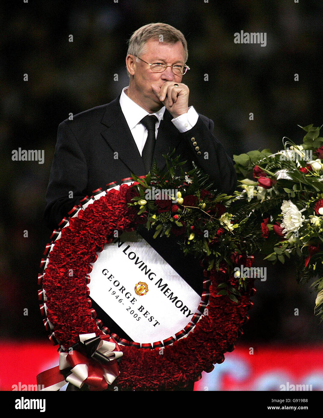 Manchester United Manager Alex Ferguson mit einem Kranz zu Ehren von George Best vor dem Carling Cup vierten Runde Spiel in Old Trafford, Manchester, Mittwoch, 30. November 2005. Siehe PA Geschichte FUSSBALL Best. DRÜCKEN Sie VERBANDSFOTO. Bildnachweis sollte lauten: Martin Rickett/PA. Stockfoto