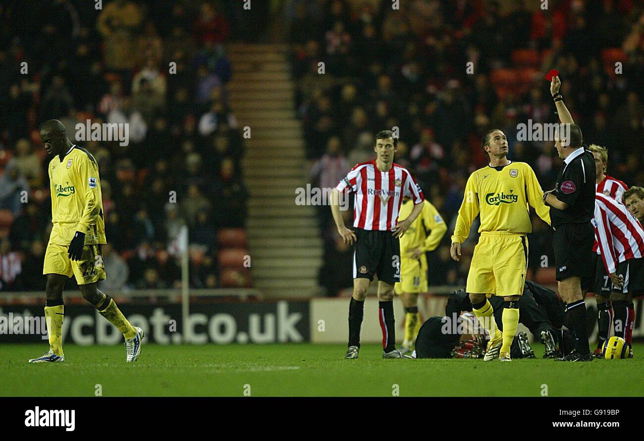 Fußball - FA Barclays Premiership - Sunderland / Liverpool - Stadium of Light. Mohamed Sissoko aus Liverpool wird von Schiedsrichter Phil Dowd abgeschickt Stockfoto