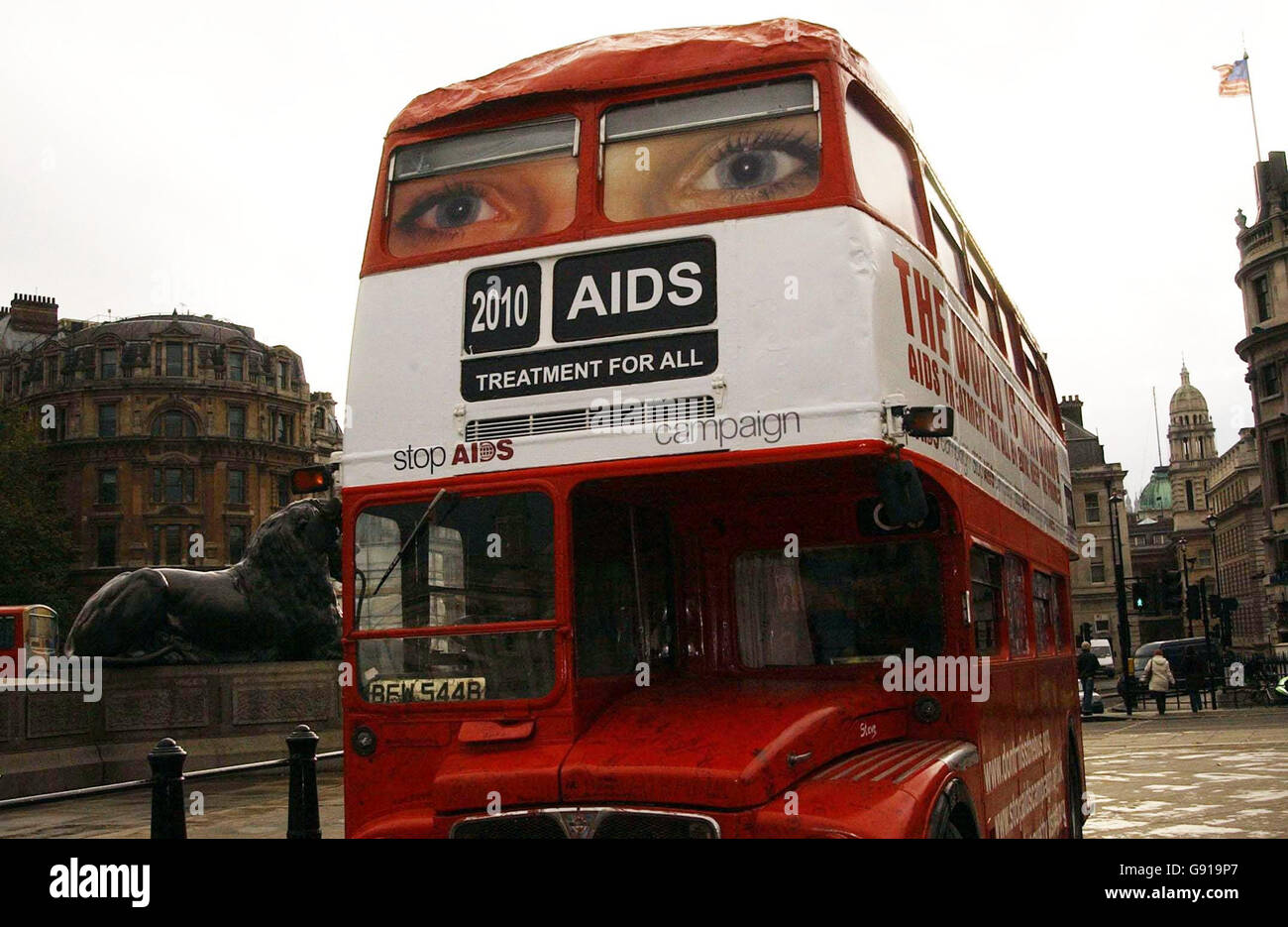 Ein roter Londoner Bus steht am 1. Dezember 2005 am Trafalgar Square im Zentrum von London. Zwischen 500 und 800 Aktivisten, die T-Shirts mit dem Slogan HIV positiv trugen, wurden erwartet, dass sie sich heute Morgen auf dem Platz zum Welt-Aids-Tag versammeln. Siehe PA Story HEALTH AIDS Events. DRÜCKEN SIE VERBANDSFOTO. Bildnachweis muss lauten: Joel Ryan/PA. Stockfoto