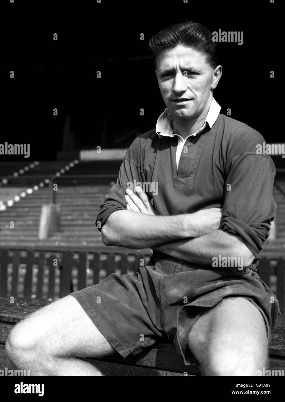 Roger Byrne, Kapitän von Manchester United, hat sein Team bereits zur First Division Championship geführt, jetzt hofft er, das Liga- und Pokaldoppel gegen Aston Villa im FA Cup Finale zu beenden. 44131-1 Stockfoto