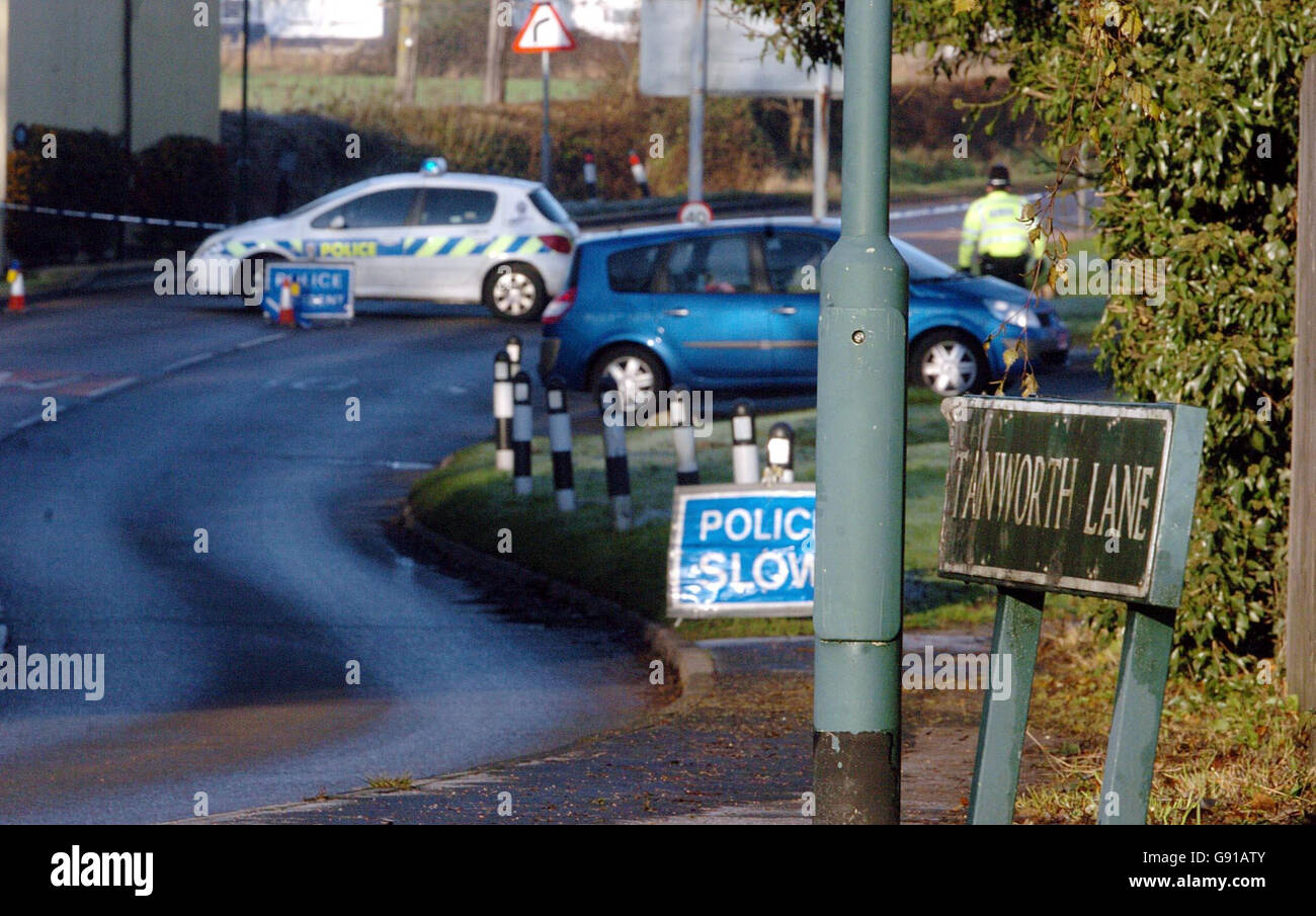 Die Polizei von West Midlands versiegelt am Mittwoch, den 7. Dezember 2005, einen Abschnitt der Tanworth Lane in Shirley, Birmingham, nachdem sie gestern Abend während eines Autodiebstahls doppelt gestochen hatte. Ein Vater und Sohn von Solihull wurden beide erstochen, nachdem sie drei Männer konfrontiert hatten, die versuchten, ein Auto zu stehlen, teilte die Polizei heute mit. Die Opfer im Alter von 45 und 18 Jahren wurden letzte Nacht kurz vor 20 Uhr angegriffen, nachdem drei Männer dem Fahrzeug auf die Auffahrt eines Hauses in Tanworth Lane, Shirley, Solihull, gefolgt waren. Siehe PA Geschichte POLIZEI Auto. DRÜCKEN SIE VERBANDSFOTO. Das Foto sollte lauten: David Jones/PA Stockfoto