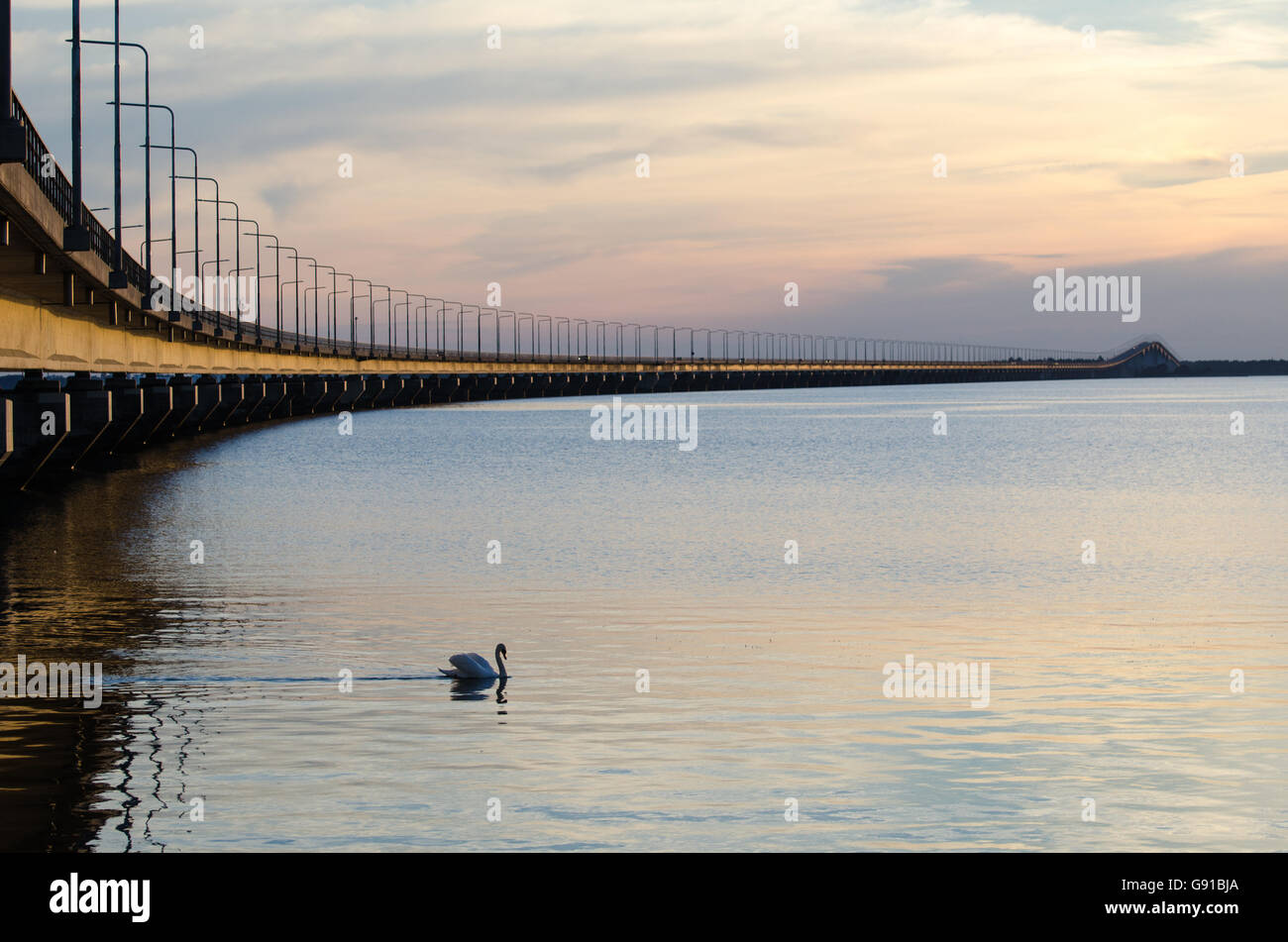 Abend zu beruhigen mit der Öland-Brücke in Schweden, Verbindung der schwedischen Insel Öland mit dem Festland Schweden Stockfoto