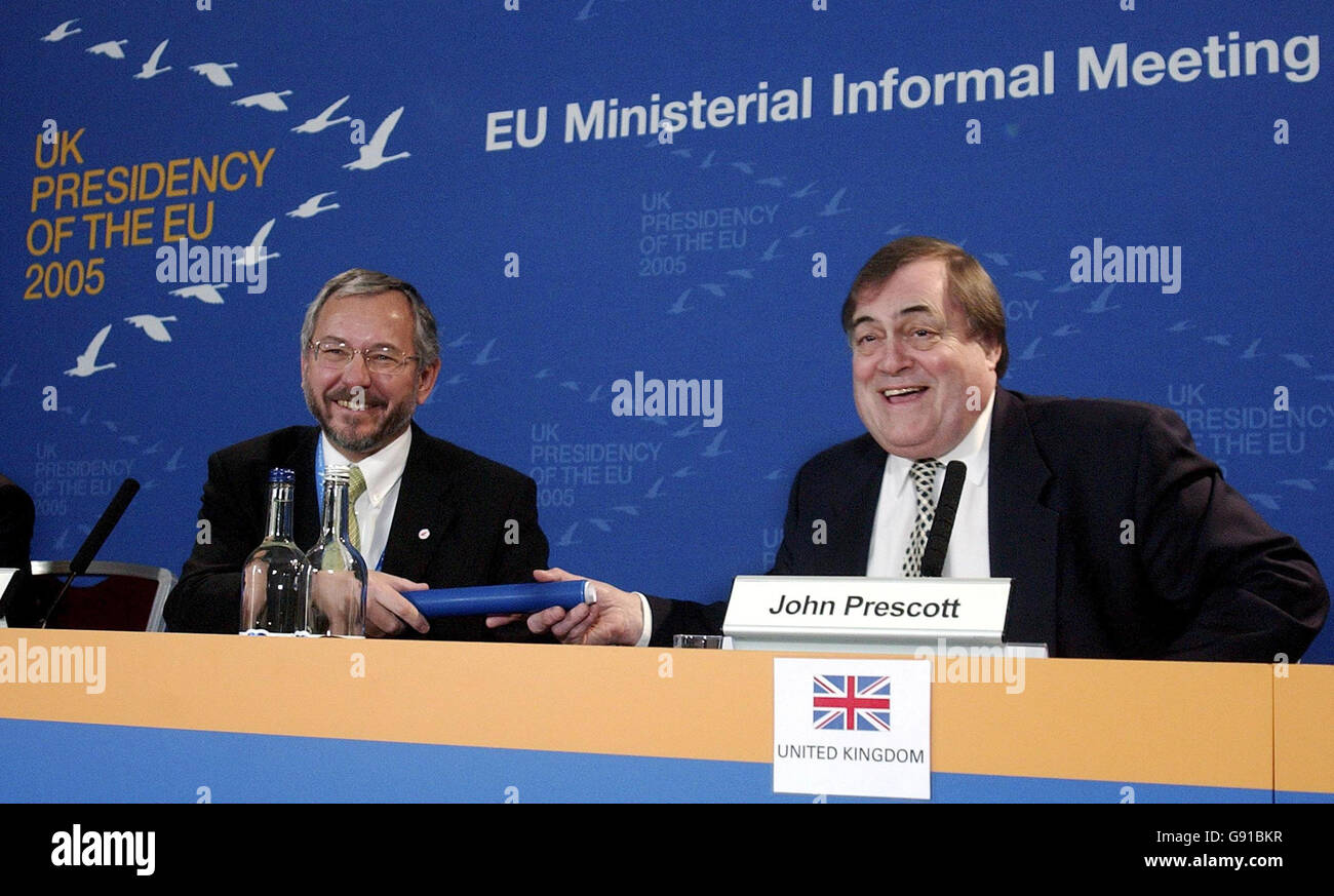 Der britische Vizepremierminister John Prescott (rechts) übergibt eine Kopie des Bristol Accord an Rudolf Schicker, den Exekutivstadtrat für Regionalplanung, Verkehr und Verkehr der Stadt Wien, Während einer Pressekonferenz zum Abschluss des informellen EU-Ministertreffens über nachhaltige Gemeinschaften am Mittwoch, den 7. Dezember 2005 in Bristol. Die Minister unterzeichneten heute ein neues Abkommen zur Verbesserung der Lebensqualität der 450 Millionen Bürger der Europäischen Union. Siehe PA Geschichte POLITIK Gemeinschaften. DRÜCKEN SIE VERBANDSFOTO. Das Foto sollte lauten: Richard Lewis/EPA/PA, Stockfoto