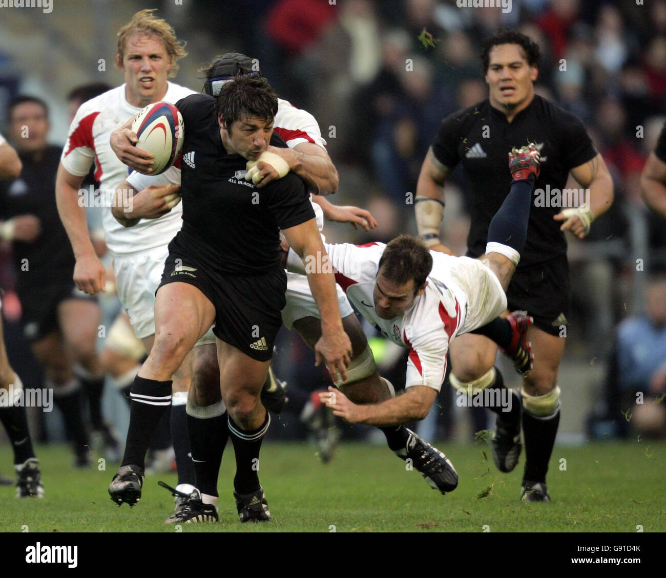 Der Neuseeländer Byron Kelleher (C) entgeht einem Tackle von Charlie Hodgson (R) aus England während des Internationalen Spiels in Twickenham, London, am Samstag, dem 19. November 2005. DRÜCKEN SIE VERBANDSFOTO. Bildnachweis sollte lauten: David Davies/PA Stockfoto