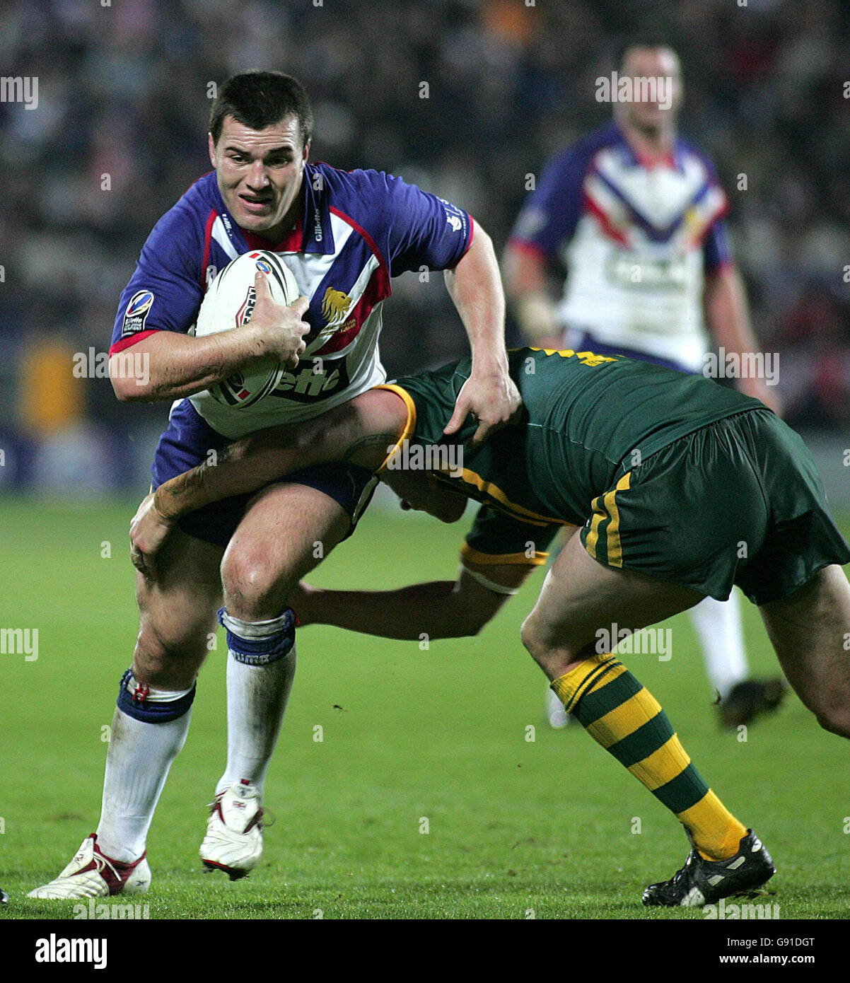 Der britische Iestyn Harris wird vom australischen Craig Fitzgibbon (R) während des Spiels der Gillette Tri-Nations im KC Stadium, Hull, am Samstag, dem 19. November 2005, angegangen. DRÜCKEN SIE VERBANDSFOTO. Bildnachweis sollte lauten: Martin Rickett/PA. Stockfoto