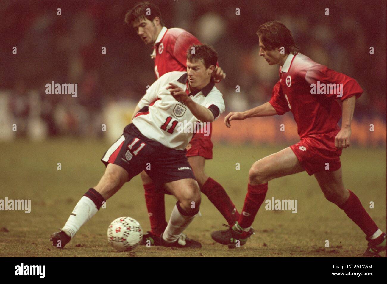 Fußball - freundlich - Schweiz gegen England. Englands Robert Lee (C) mit den Schweizer Raphael Wicky und Sebastien Fournier auf beiden Seiten Stockfoto