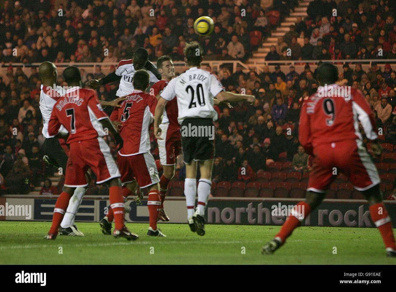 Fußball - FA Barclays Premiership - Middlesbrough gegen Fulham - The Riverside. Fulhams Papa Bouba Diop punktet aus einem Kopfball, um es 1-2 zu machen Stockfoto