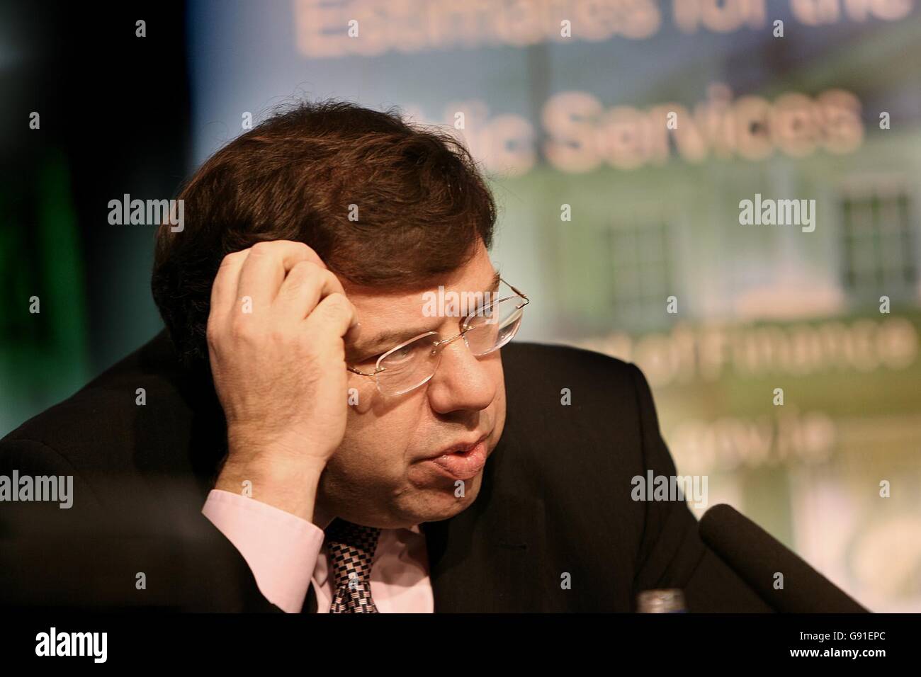 Finanzminister Brian Cowen TD bei der Veröffentlichung der Schätzungen für öffentliche Dienstleistungen und das zusammenfassende Programm für öffentliches Kapital bei Regierungsgebäuden. Cowen stellte sein zweites Buch der Schätzungen vor und stellte 12 Milliarden Euro für die Gesundheit bereit, was einer Steigerung von 9 % entspricht, und 7.2 Milliarden Euro für die Bildung, eine Steigerung von 7.9 %. Von den insgesamt 48.5 Milliarden Euro werden 12.4 Milliarden Euro in die Abteilung Soziales und Familie investiert. Stockfoto