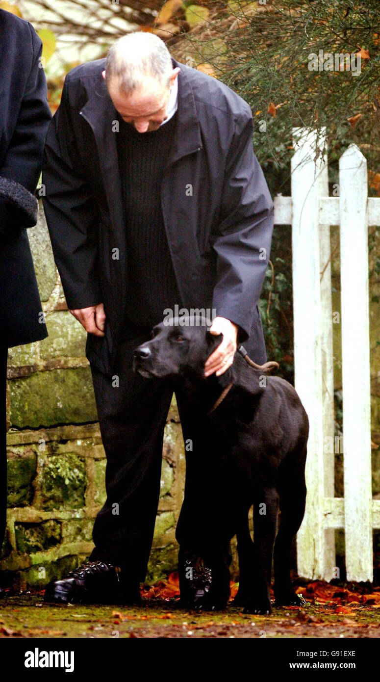 Lord Patrick Lichfields Hund Drum verlässt den Trauerdienst in der St. Michael and All Angels Church in Colwich, Staffordshire, für den königlichen Fotografen, Montag, 21. November 2005. Siehe PA Story FUNERAL Lichfield. DRÜCKEN SIE VERBANDSFOTO. Das Foto sollte lauten: Rui Vieira/PA. Stockfoto