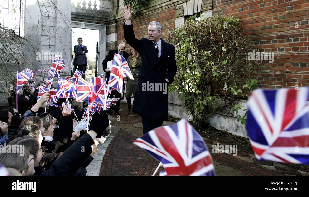 Der Prinz von Wales bei einem Besuch der Collegiate School in North London, nachdem er zuvor Freiwillige getroffen hatte, die beim Wiederaufbau von Teilen Sri Lankas, die vom Tsunami am zweiten Weihnachtsfeiertag getroffen wurden, helfen, indem sie Methangas aus Büffeln nutzen. Stockfoto