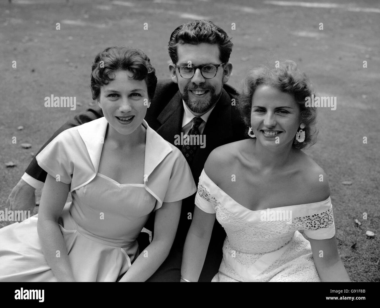 In den Gärten des Russell Square sind drei Sprecher, die vom Radio Industry Council ausgewählt wurden, um auf den Fernsehbildschirmen der National Radio Show zu erscheinen. Sie sind (links) Vera McKenchnie, Helen Bailey und Rolf Harris. Stockfoto