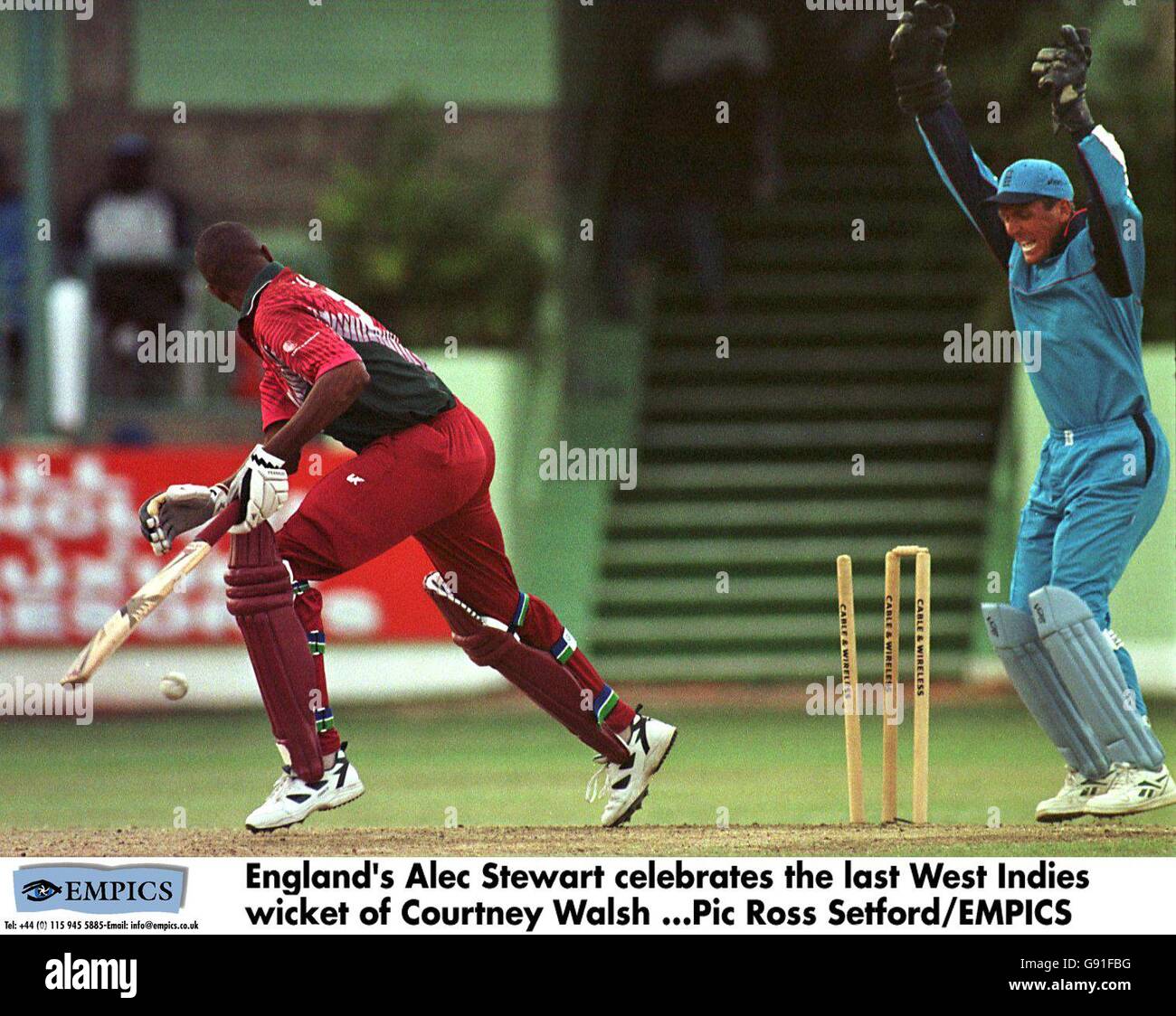 Cricket - First One Day International - West Indies gegen England - Kensington Oval, Bridgetown, Barbados. Alec Stewart (rechts) feiert das letzte West Indies-Wicket von Courtney Walsh (links) Stockfoto