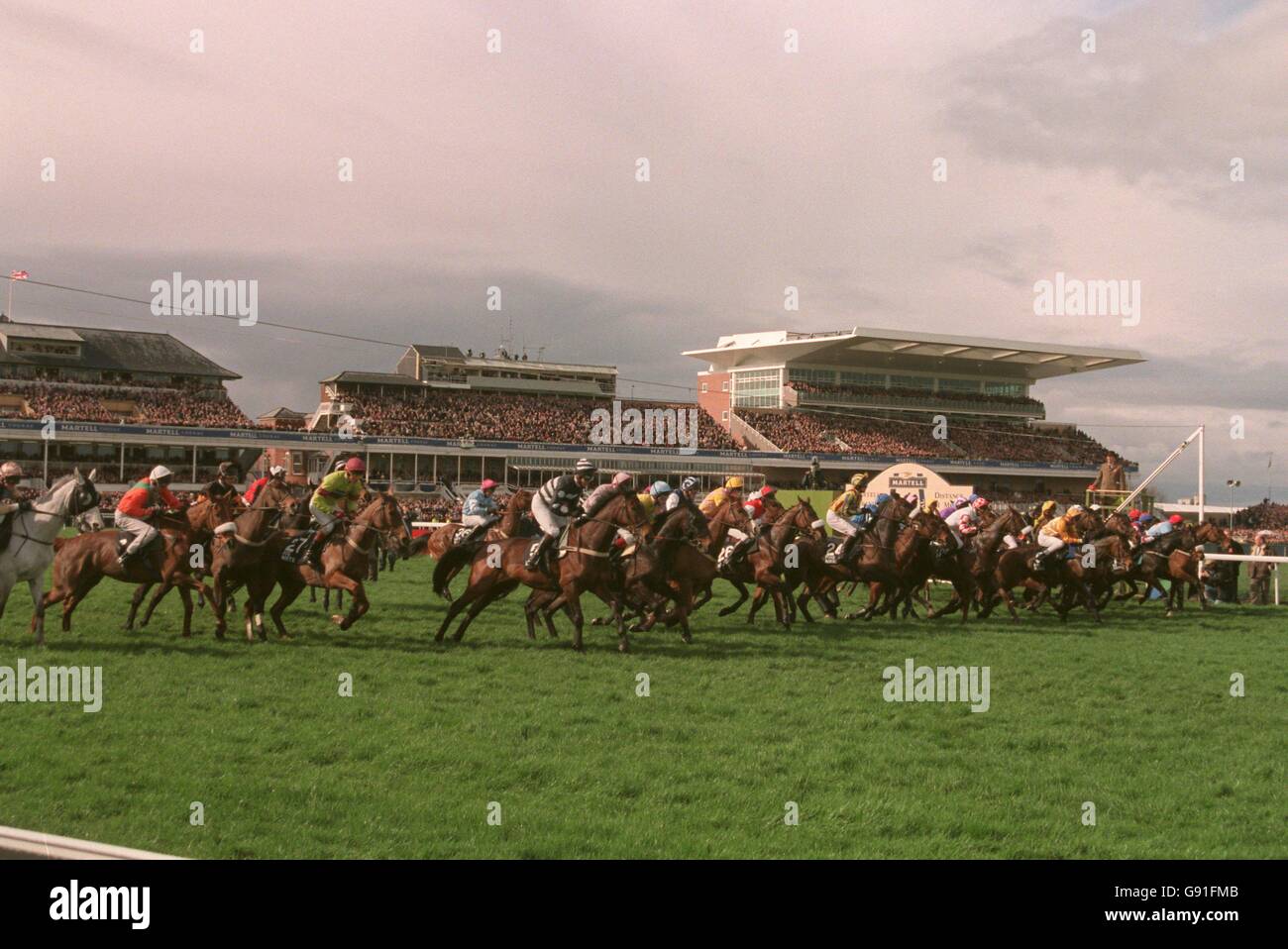 Pferderennen - Martell Grand National - Aintree. Der Start des Martell Grand National 1998 Stockfoto