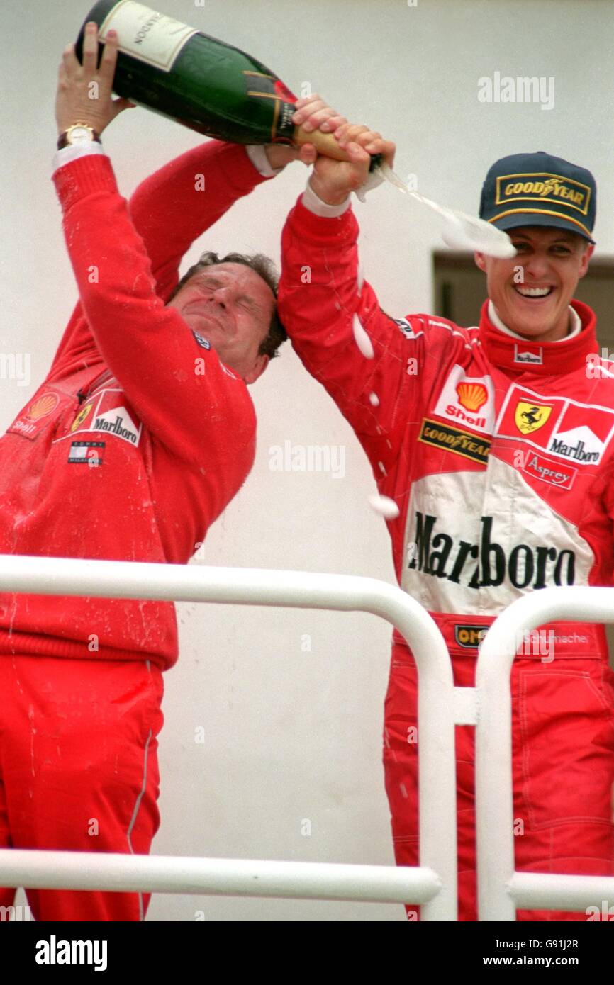 Michael Schumacher (R) feiert seinen Sieg mit Ferrari-Teamchef Jean Todt (L) Stockfoto