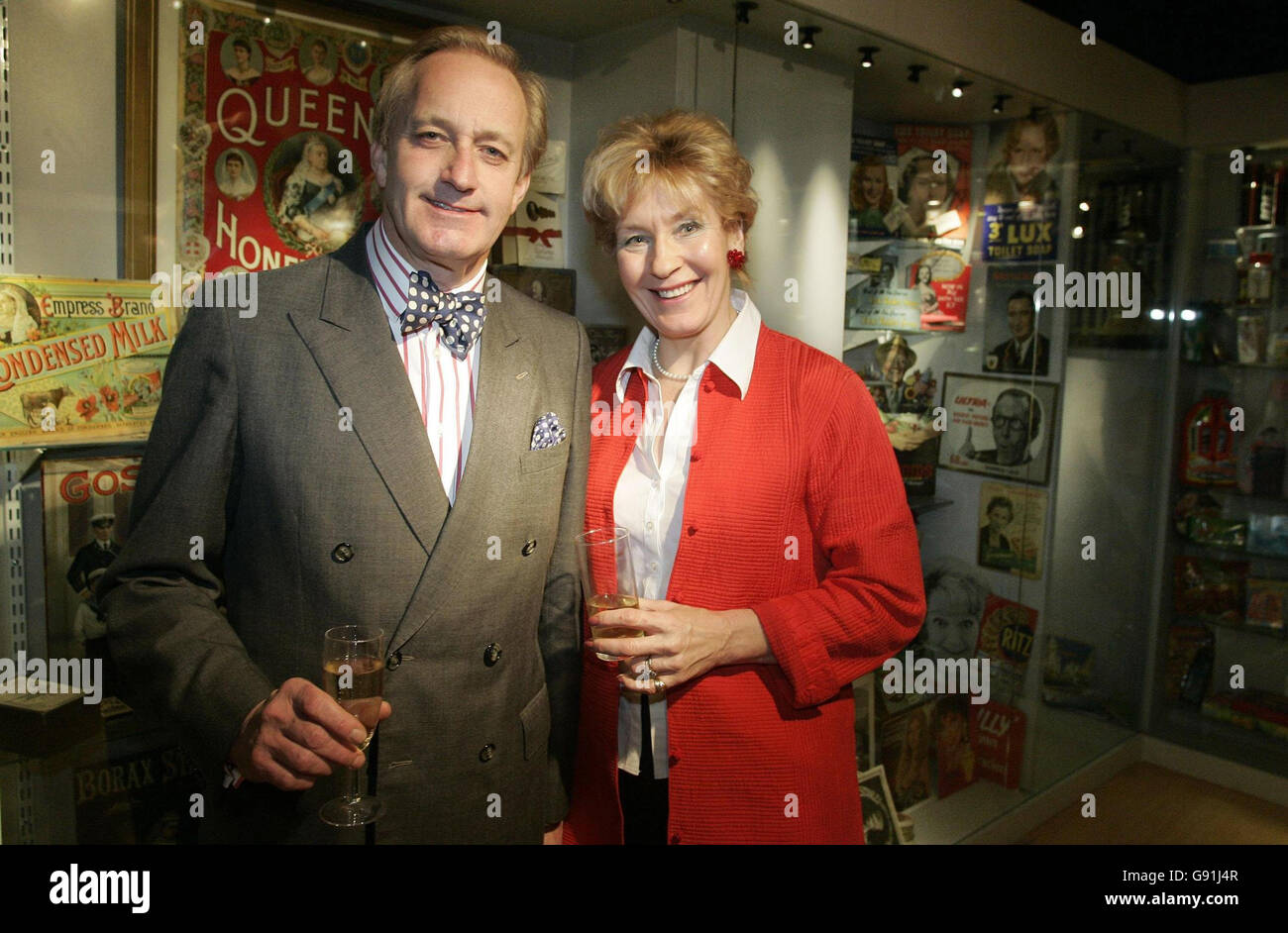 Neil und Christine Hamilton bei der Eröffnung des Museum of Brands, Packaging and Advertising in Notting Hill, West London, Montag, 28. November 2005. Das Museum beherbergt über 10,000 originale Haushaltsgegenstände aus der viktorianischen Zeit bis heute. DRÜCKEN Sie VERBANDSFOTO. Bildnachweis sollte lauten: Geoff Caddick/PA Stockfoto