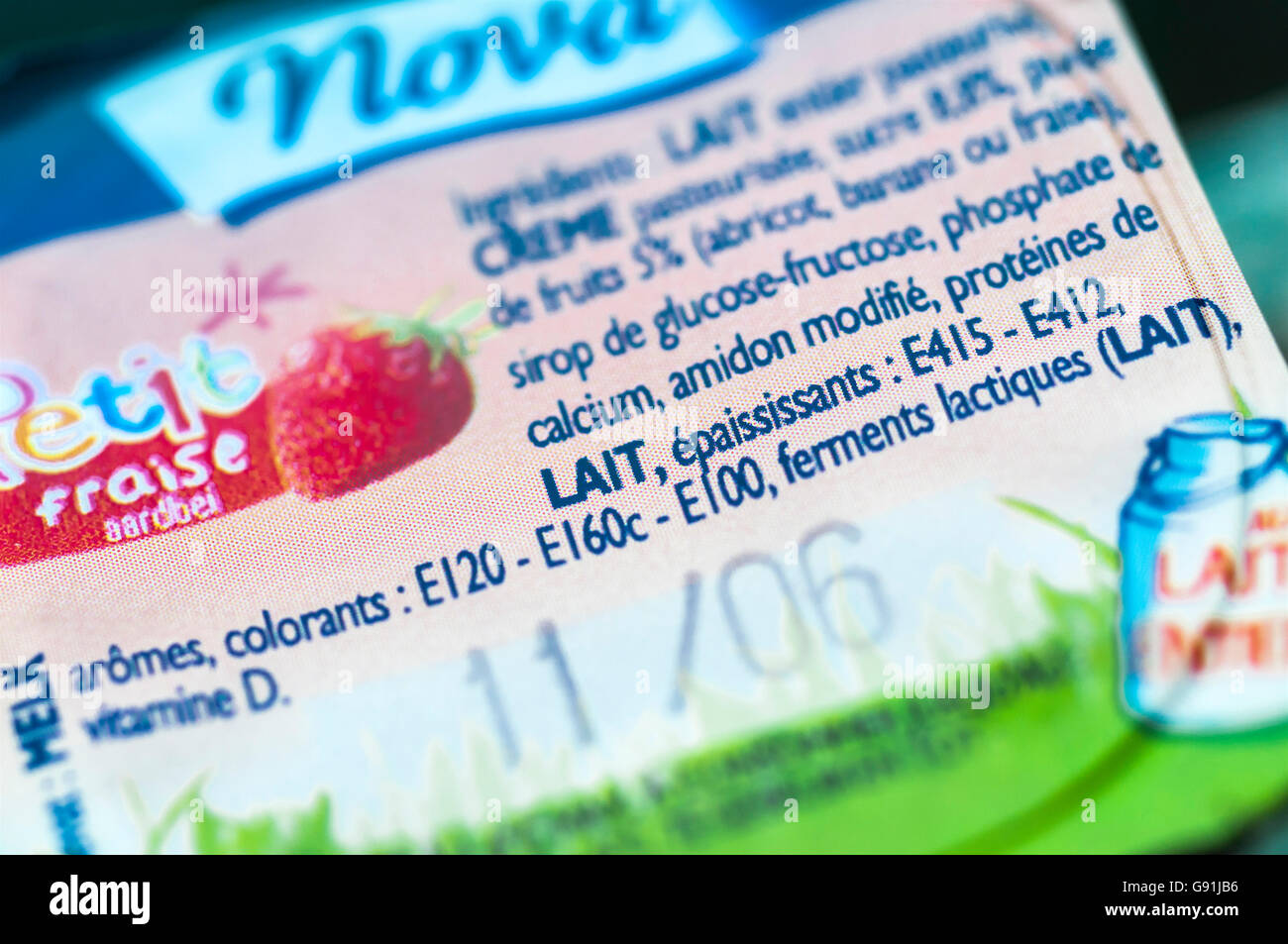E-Nummern auf Nova Joghurt Beschreibung Etikett - Frankreich. Stockfoto