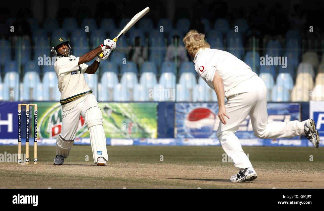 Pakistans Rana NAVED-ul-Hasan trifft am vierten Tag des dritten Test-Spiels im Gaddafi-Stadion in Lahore, Pakistan, am Freitag, den 2. Dezember 2005, an Englands Matthew Hoggard vorbei. Siehe PA Geschichte CRICKET England. DRÜCKEN Sie VERBANDSFOTO. Bildnachweis sollte lauten: Gareth Copley/PA ***- KEINE HANDY-NUTZUNG*** Stockfoto