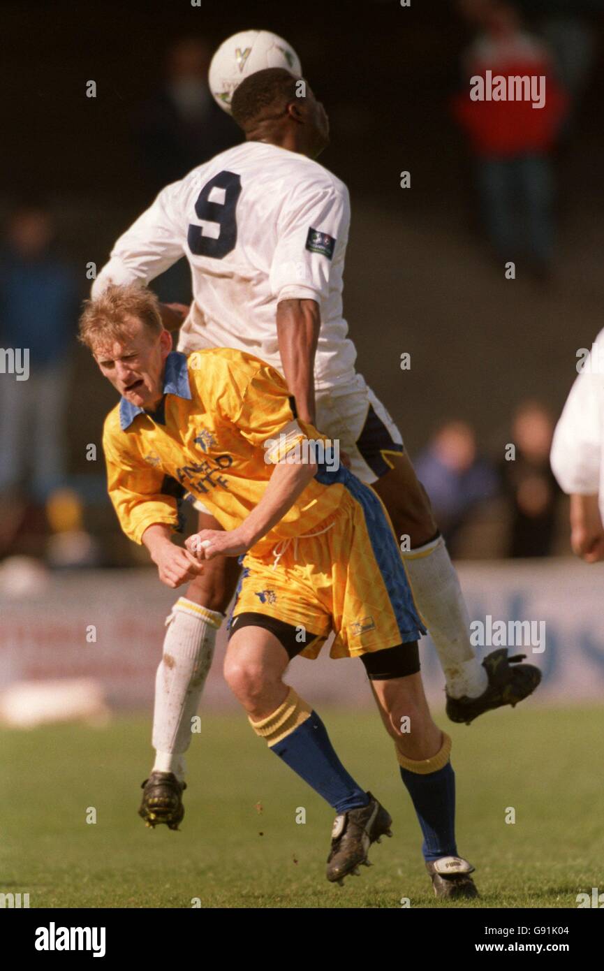 Fußball - Nationwide League Division Three - Mansfield Town V Torquay United. Andy McFarlane (R) von Torquay United kämpft mit John Schofield (L) von Mansfield Town um den Ball Stockfoto