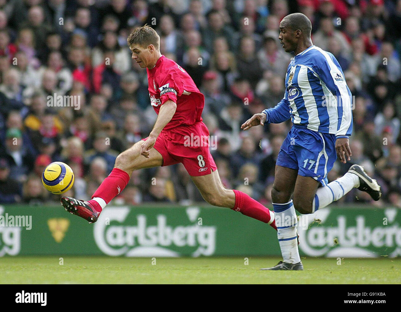 Steven Gerrard (L) von Liverpool spielt beim Barclays Premiership-Spiel in Anfield, Liverpool, am Samstag, den 3. Dezember 2005, den Ball um Damien Francis von Wigan. DRÜCKEN SIE VERBANDSFOTO. Bildnachweis sollte lauten: Martin Rickett/PA. Stockfoto