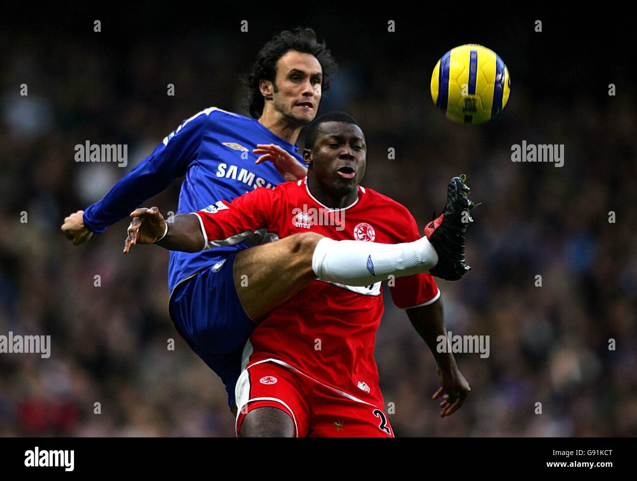 Fußball - FA Barclays Premiership - Chelsea / Middlesbrough - Stamford Bridge. Ricardo Carvalho von Chelsea fouls Aiyegbeni Yakubu aus Middlesbrough Stockfoto