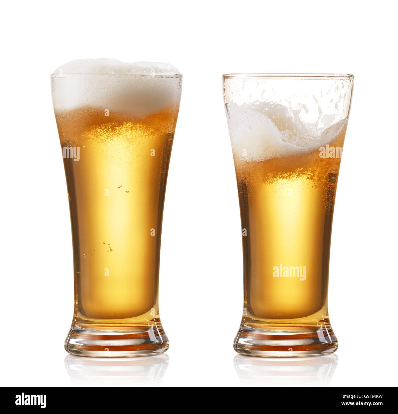 zwei Gläser Bier isoliert auf weiss Stockfoto
