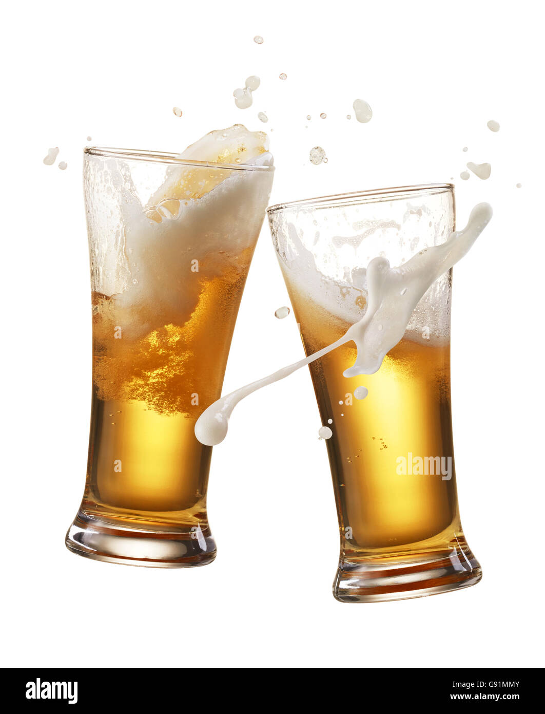 zwei Gläser Bier Toasten erstellen splash Stockfoto