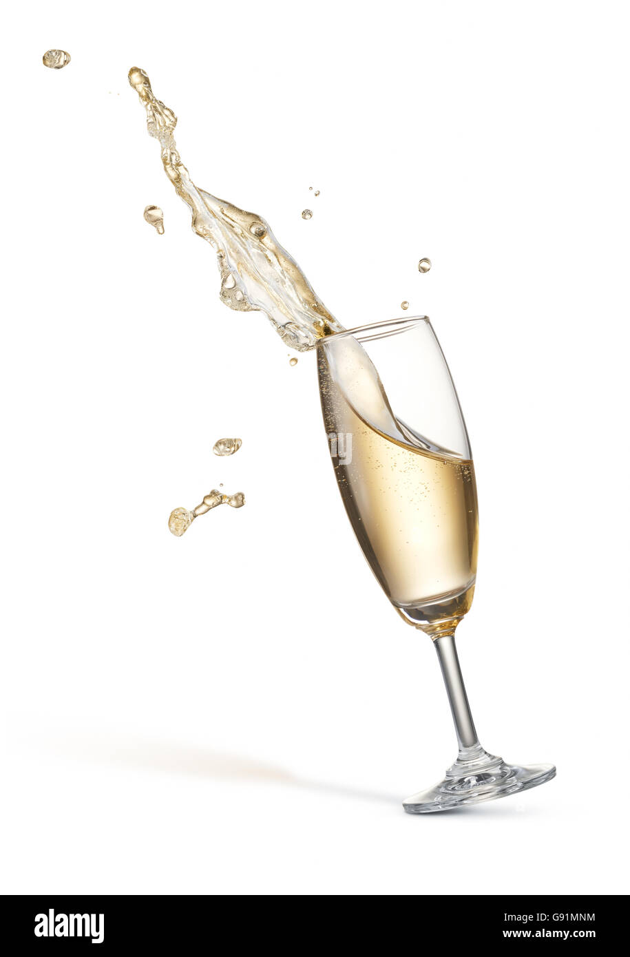 Glas spritzendem Champagner isoliert auf weiss Stockfoto