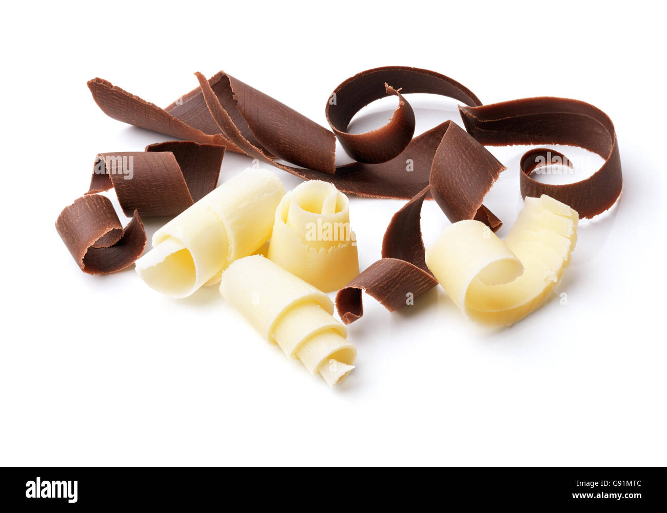 Gruppe von dunkle und weiße Schokolade Späne isoliert auf weiss Stockfoto