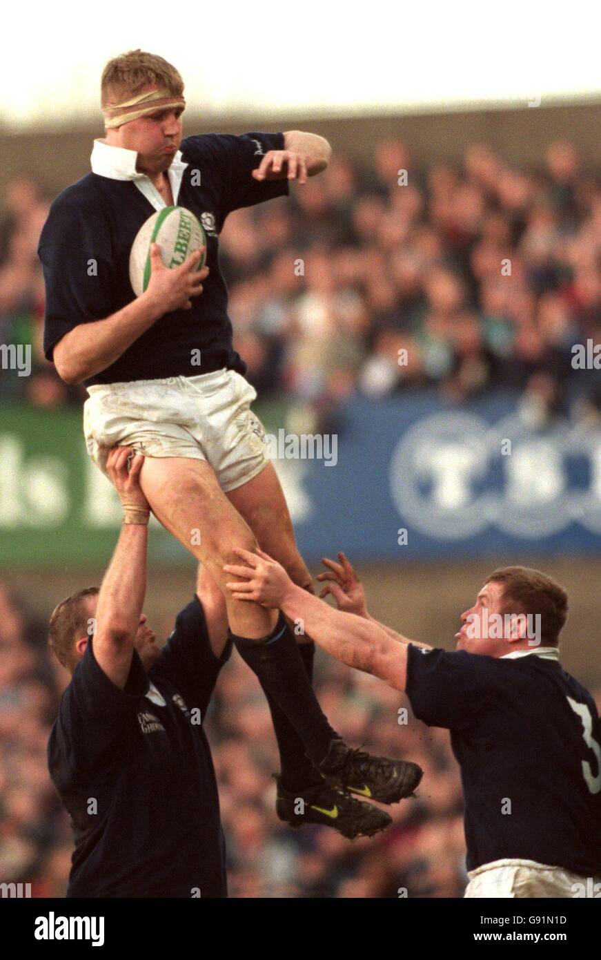 Rugby Union - Five Nations Championship - Irland - Schottland. Der schottische Doddy Weir gewinnt einen Line-Out-Ball. Stockfoto