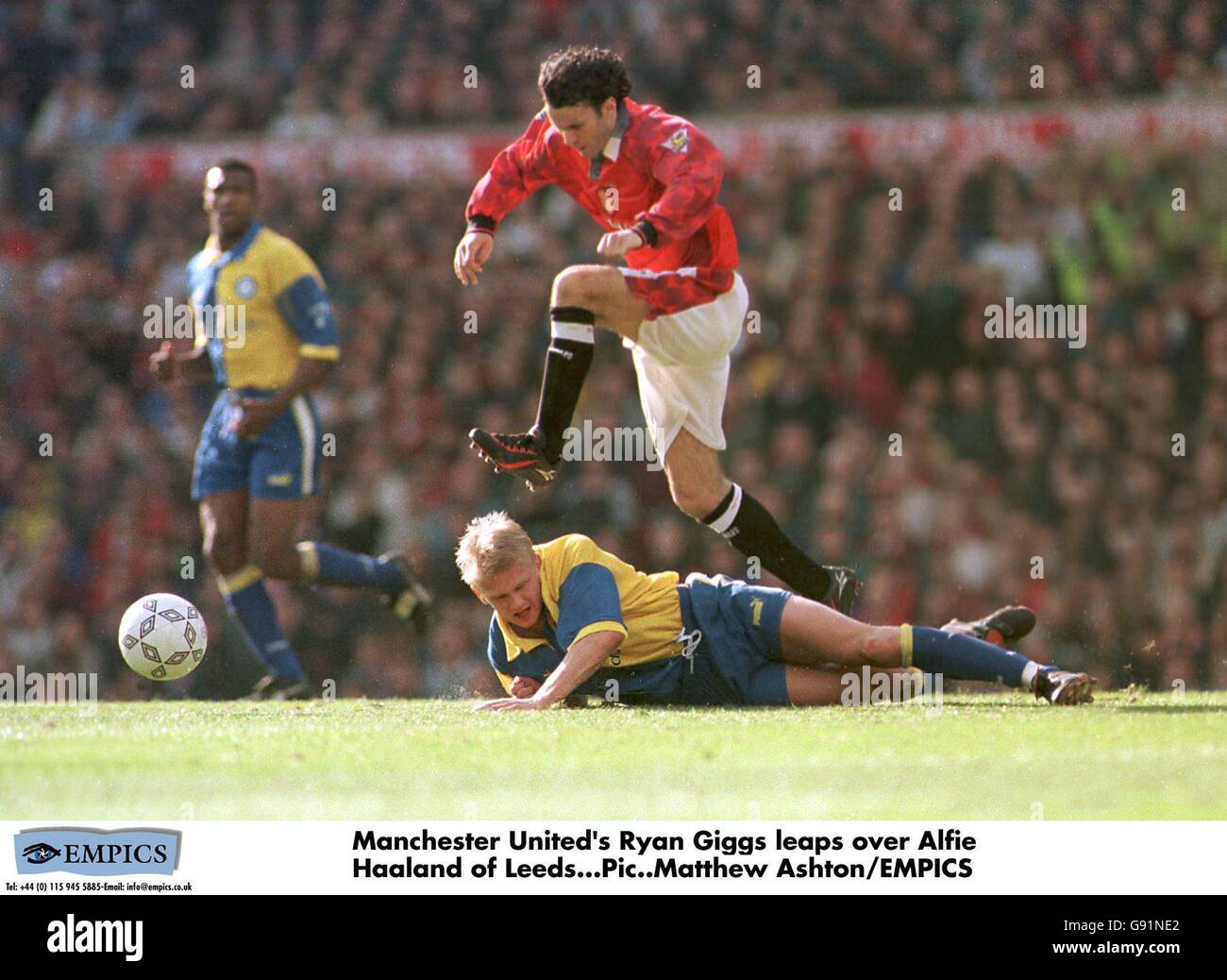 Fußball - FA Carling Premiership - Manchester United / Leeds United. Ryan Giggs von Manchester United springt über Alf-Inge Haaland aus Leeds United Stockfoto